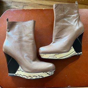 B.MAKOWSKY VALERIE BOOTS - size 8